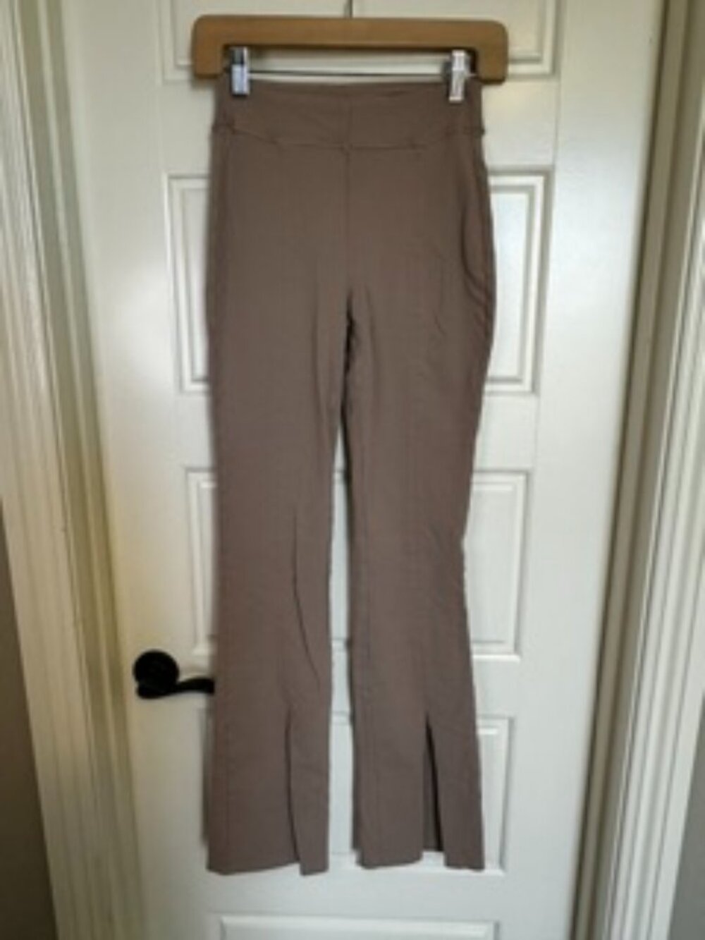 ALO Workout Leggings w/ Slits at the bottom front w/ flared bottom